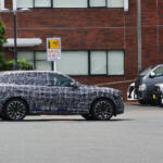 【画像】ノイエクラッセ第３弾とおぼしき新型BMW X5をPAで目撃！　偽装されているがBEVであることと鋭いヘッドライトは隠しきれず!! 〜 画像14