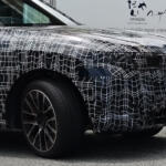 ノイエクラッセ第３弾とおぼしき新型BMW X5をPAで目撃！　偽装されているがBEVであることと鋭いヘッドライトは隠しきれず!!