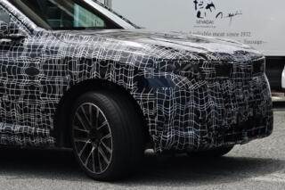 日本の道路でBMWの新型「X5」と思われる謎SUVを激写