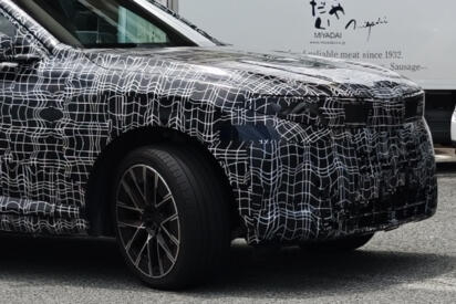 ノイエクラッセ第３弾とおぼしき新型BMW X5をPAで目撃！　偽装されているがBEVであることと鋭いヘッドライトは隠しきれず!!