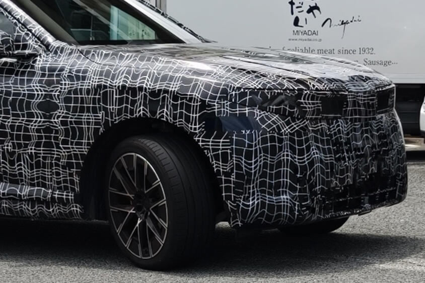ノイエクラッセ第３弾とおぼしき新型BMW X5をPAで目撃！　偽装されているがBEVであることと鋭いヘッドライトは隠しきれず!!