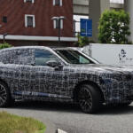 【画像】ノイエクラッセ第３弾とおぼしき新型BMW X5をPAで目撃！　偽装されているがBEVであることと鋭いヘッドライトは隠しきれず!! 〜 画像12