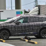 【画像】ノイエクラッセ第３弾とおぼしき新型BMW X5をPAで目撃！　偽装されているがBEVであることと鋭いヘッドライトは隠しきれず!! 〜 画像11
