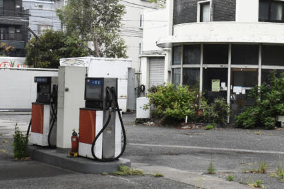 いくら燃費がいいクルマに乗ったって遠くのガソリンスタンドに燃料使って行くんじゃ本末転倒じゃない？　ガソリンスタンドの減少が止まらないワケ