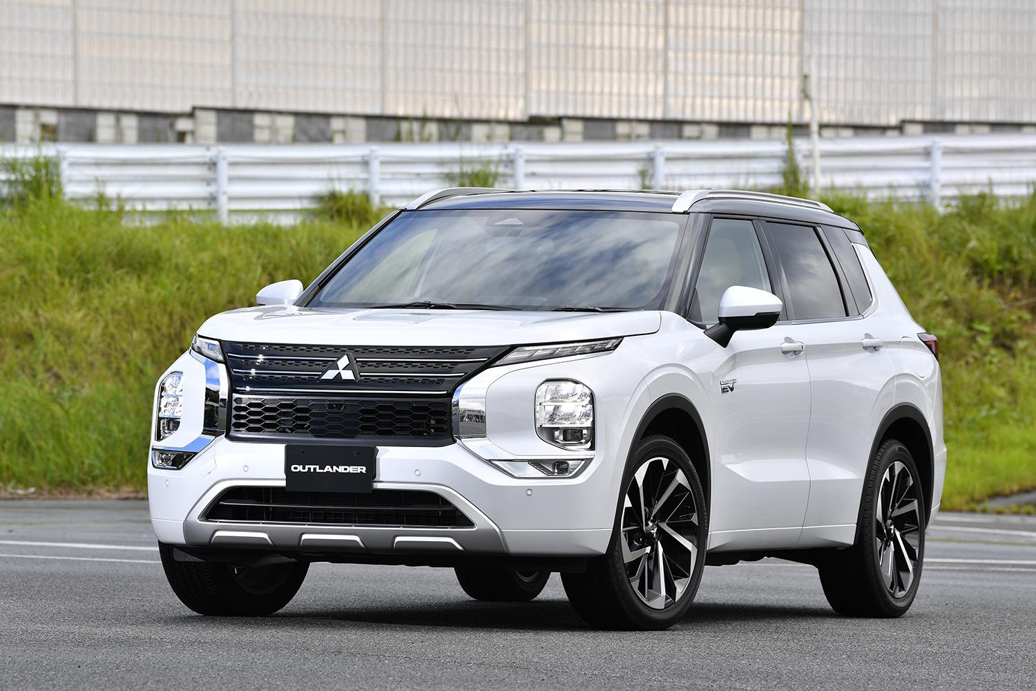 三菱 アウトランダーPHEV 〜 画像4