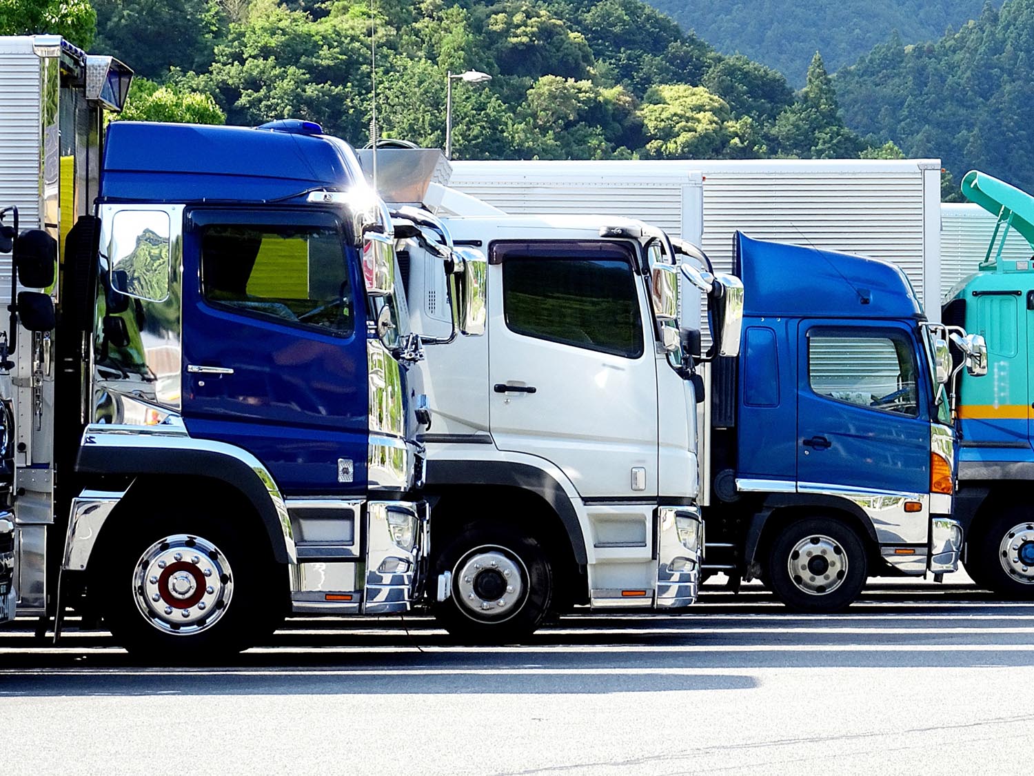駐車中のトラックのイメージ