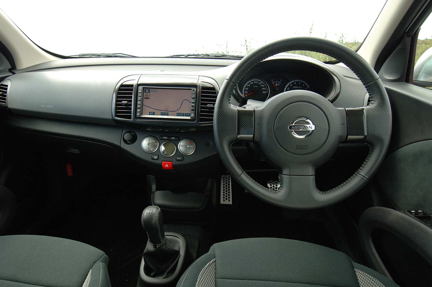 日産 マーチ12SRの車内