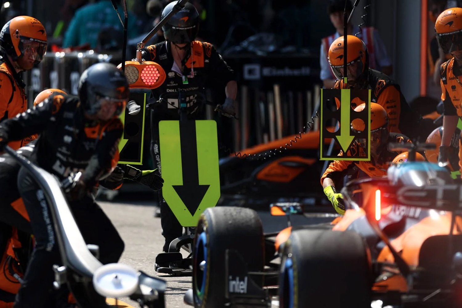 McLaren Formula 1 Team のピットの様子