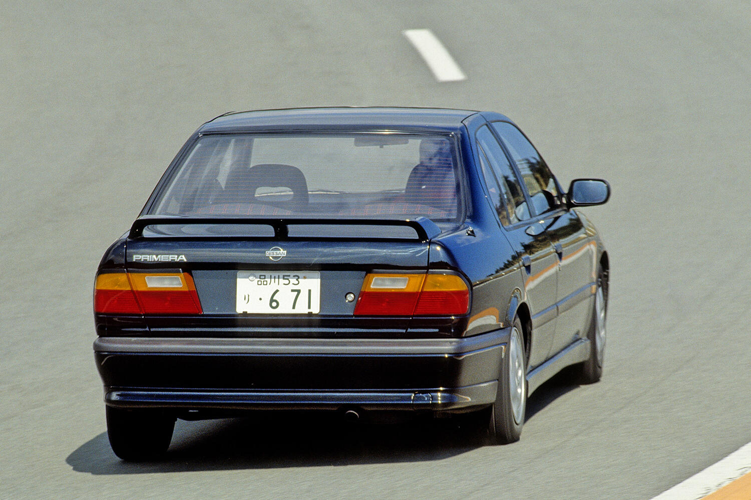 日産プリメーラの走行シーン 〜 画像1