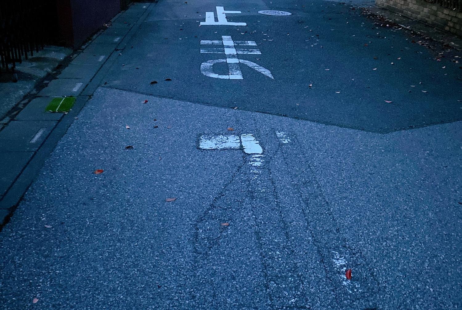 消えかかっている「止まれ」のペイント