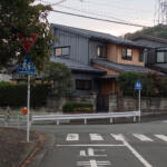 【画像】止まれの標識なんてなかったのに一時停止違反で取り締まられた……標識が樹木で遮られて見えなかったらどうなる？ 〜 画像5