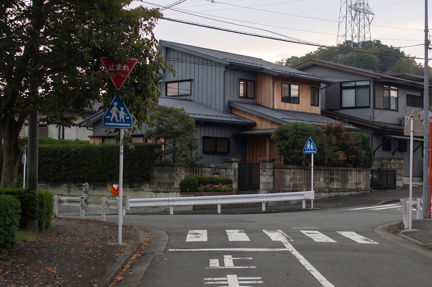 「止まれ」の標識が見えにくくなっている交差点