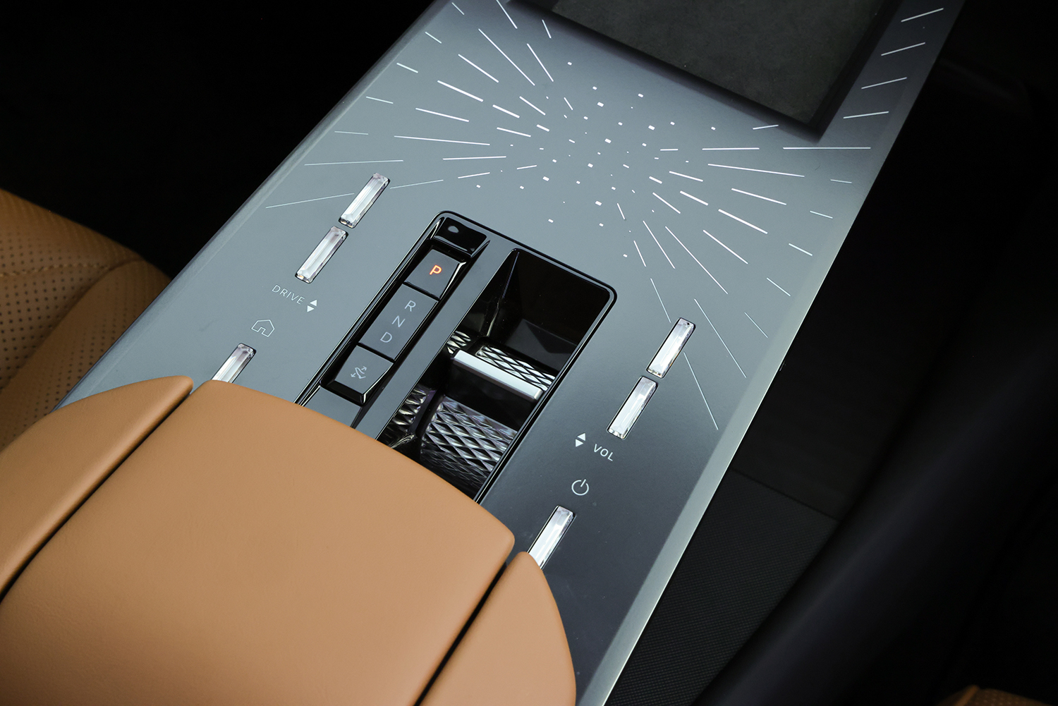フランス流ラグジュアリーＥＶ「N°8」の魔力に沼った 〜 画像18
