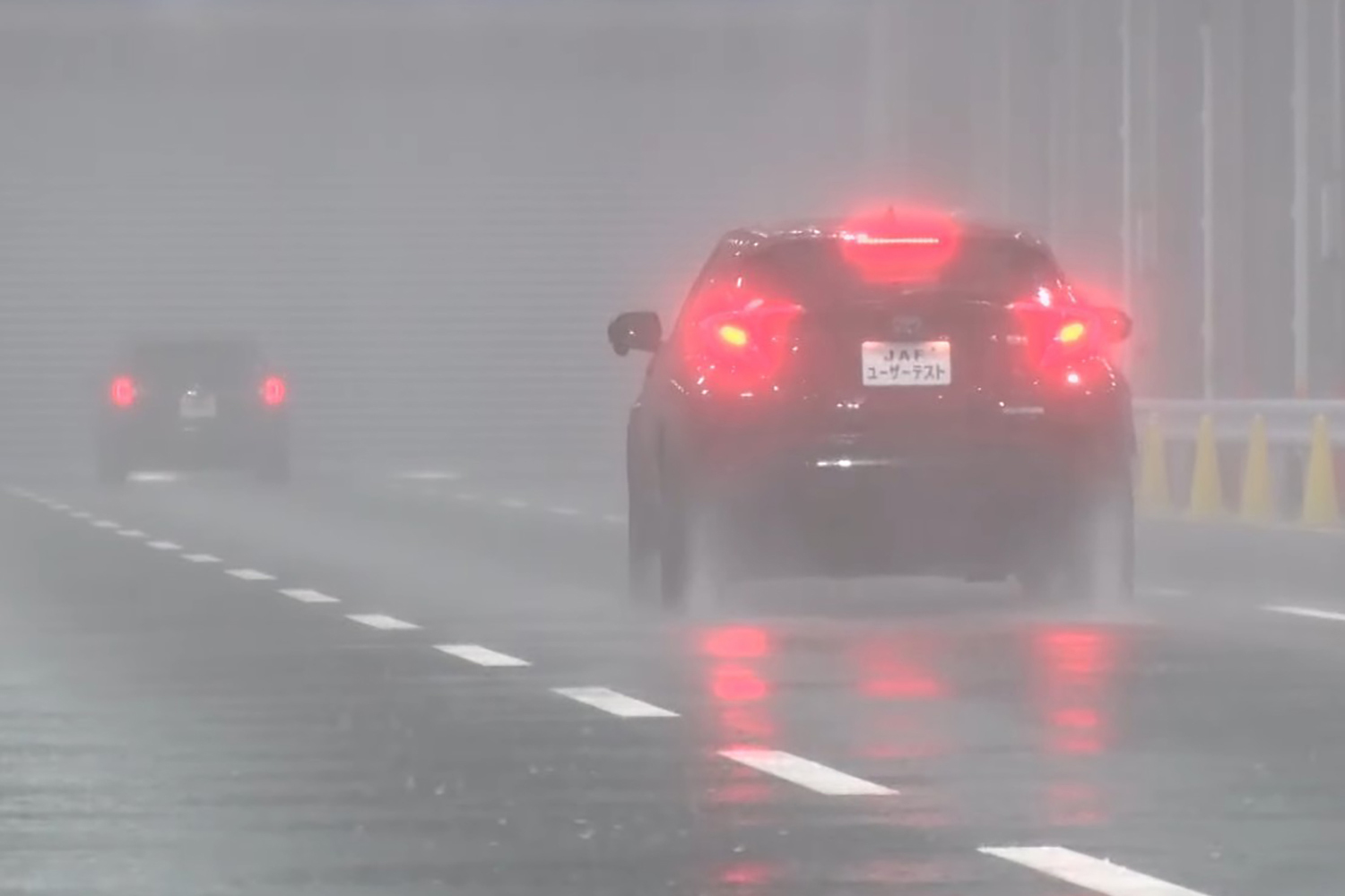 豪雨で視界が悪くなったなかでの走行
