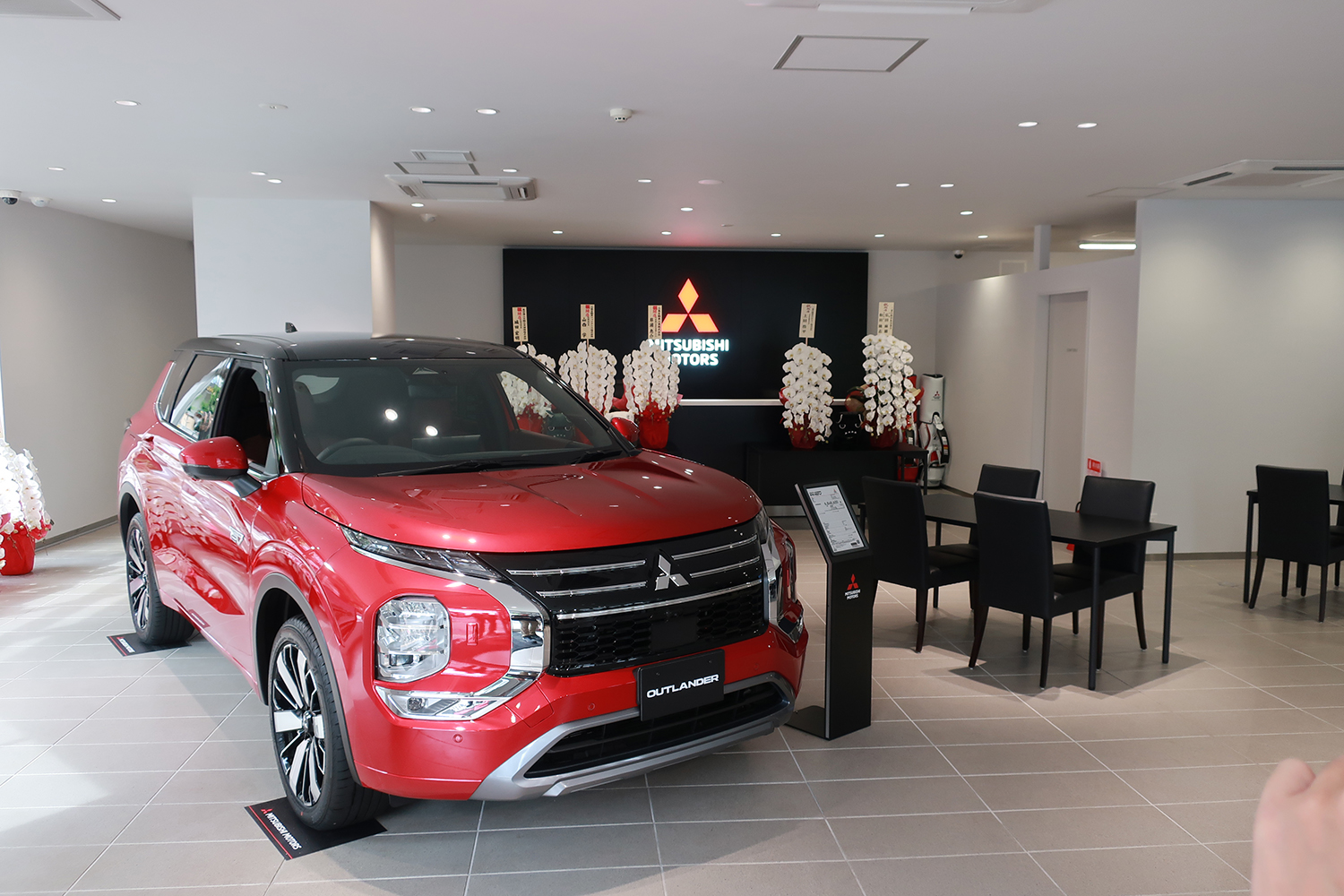 三菱自動車 関内店の内観