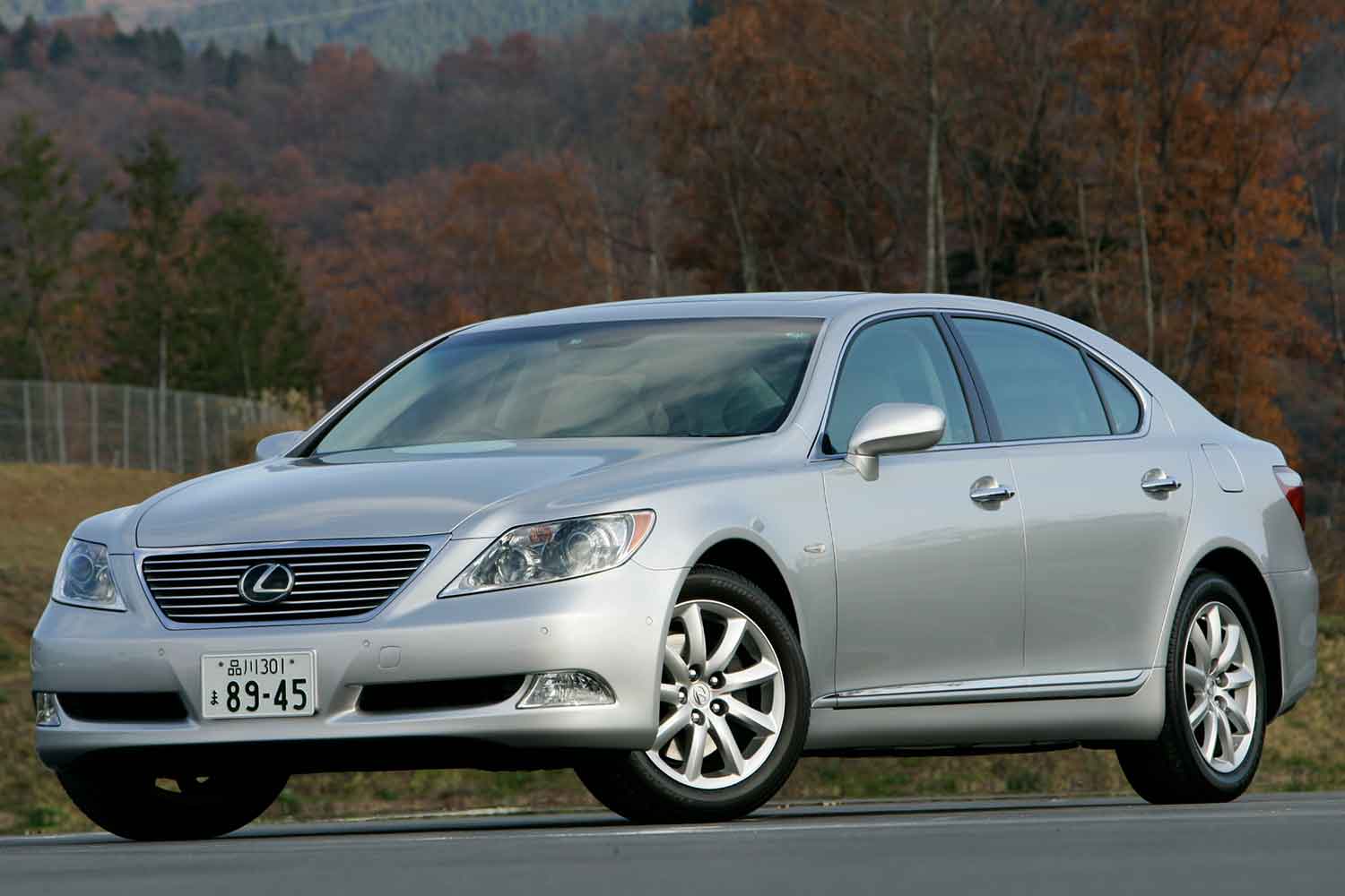 レクサスLS460Lのフロントスタイリング