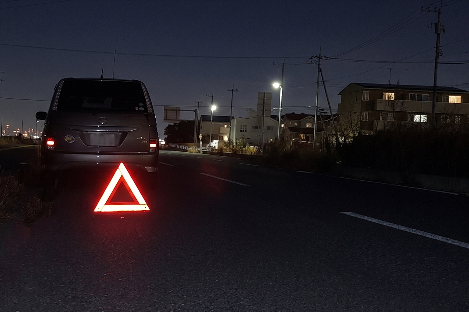 夜間の三角停止表示板
