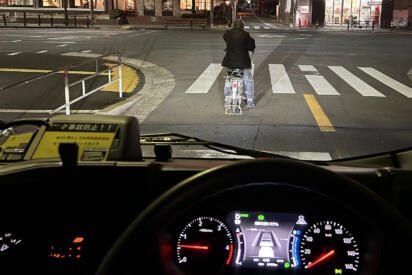 自転車の車道通行でいつまでも追い越せない自動車が大渋滞！　どっちも困る法改正で結局どうするのが正解？