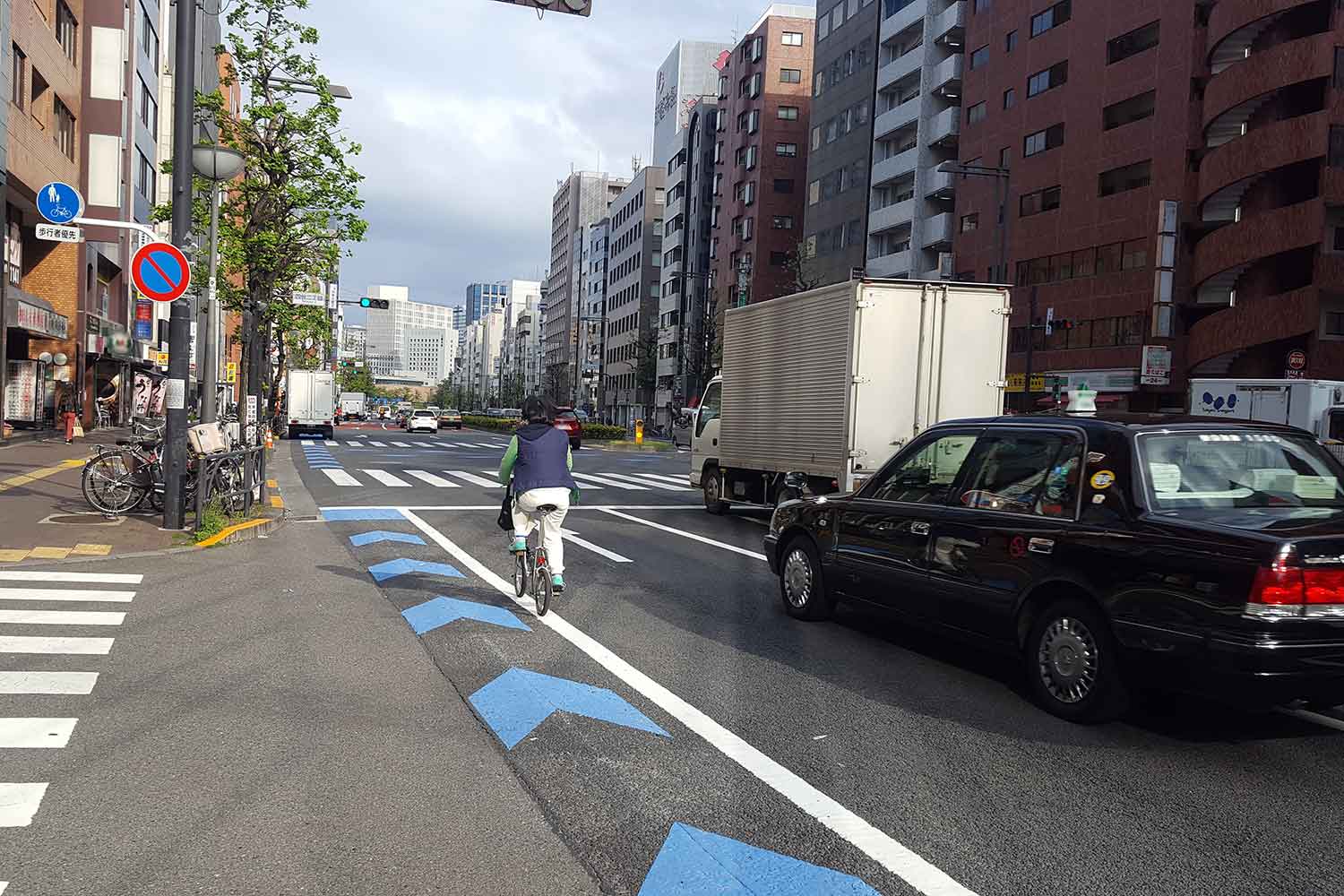 車道を走行する自転車