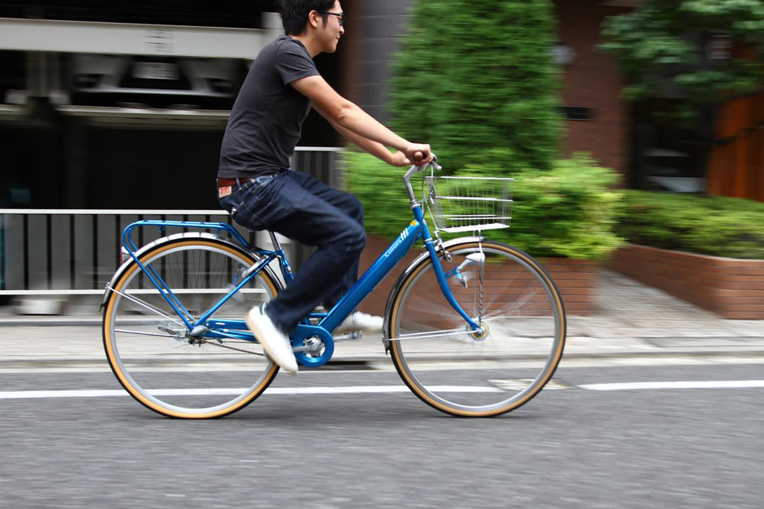 自転車に乗る男性