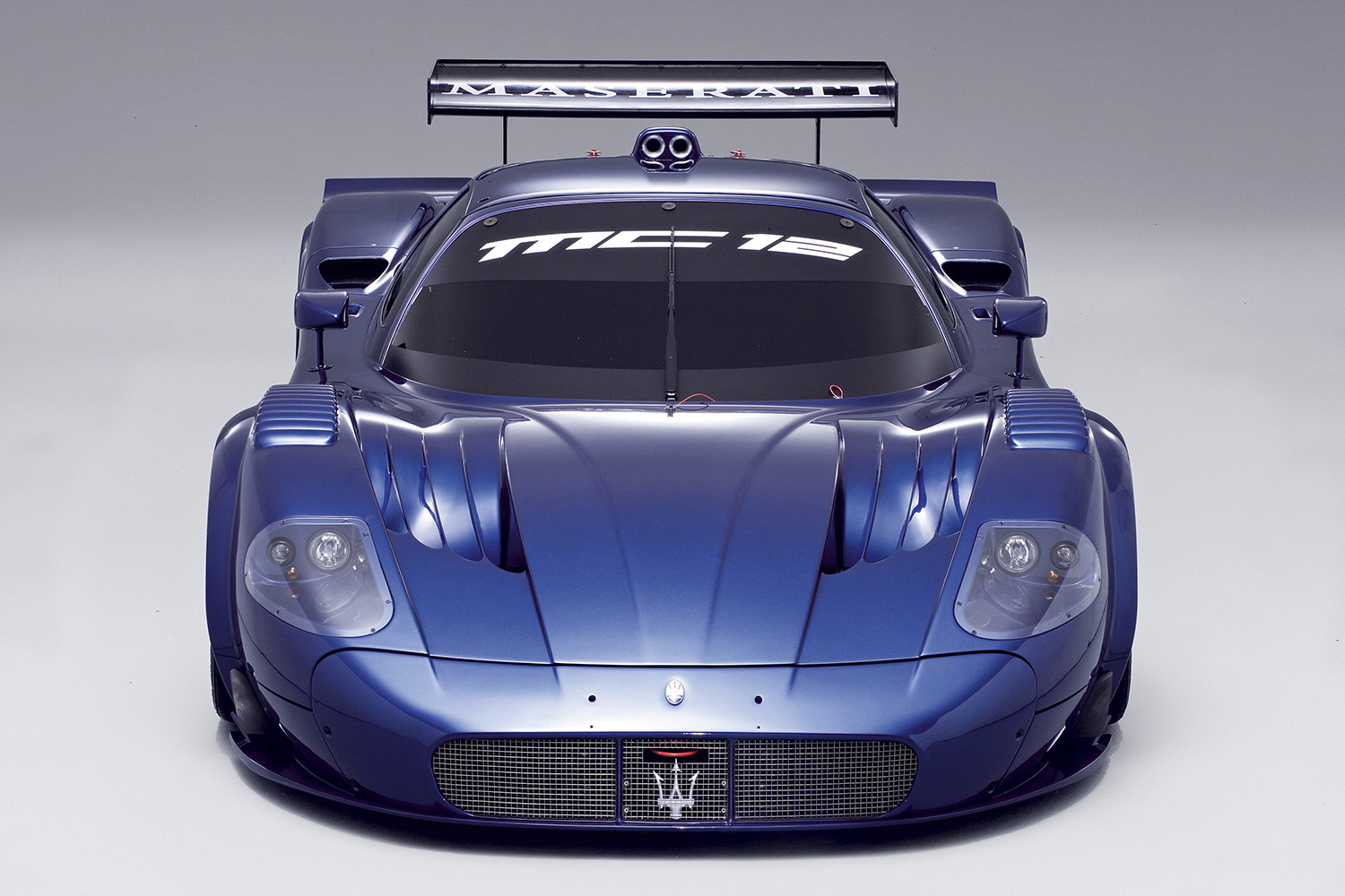 マセラティMC12ベルシオネ・コルセの真正面フロントスタイリング 〜 画像22