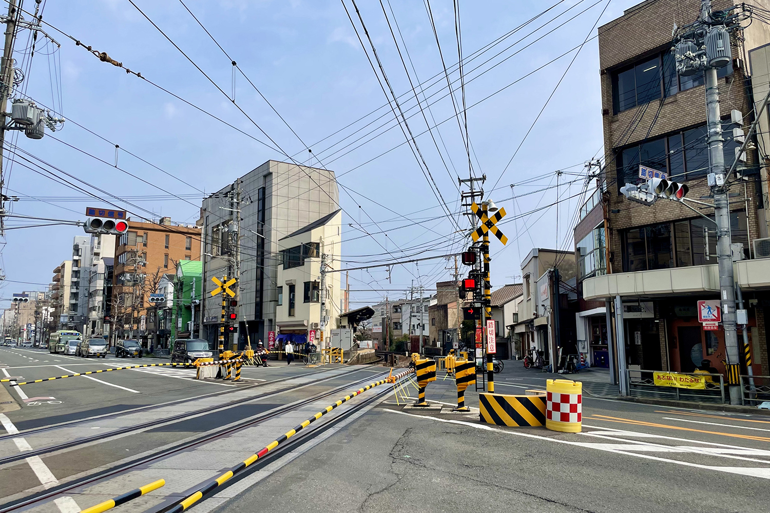 遮断器が降りた踏切