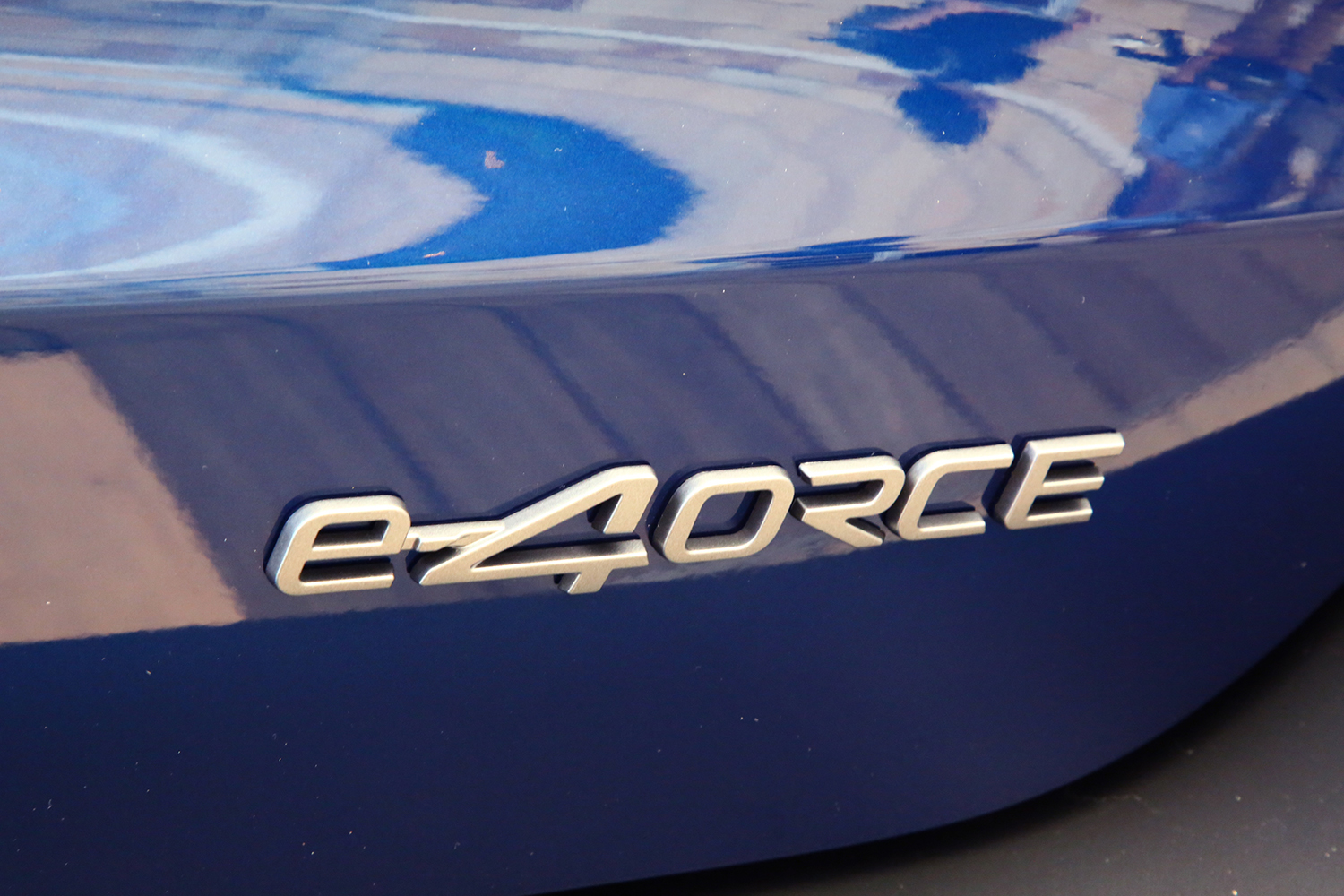 日産キックスの「e-4ORCE」のエンブレム