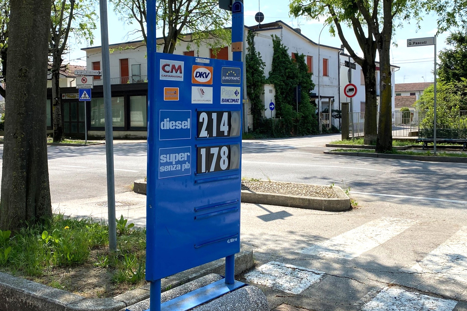 イタリアのガソリンスタンドの看板