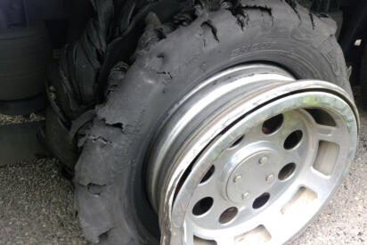 タイヤは重いし路肩に寄せても邪魔になるし……大型車のパンクは想像以上に大変な事態だった