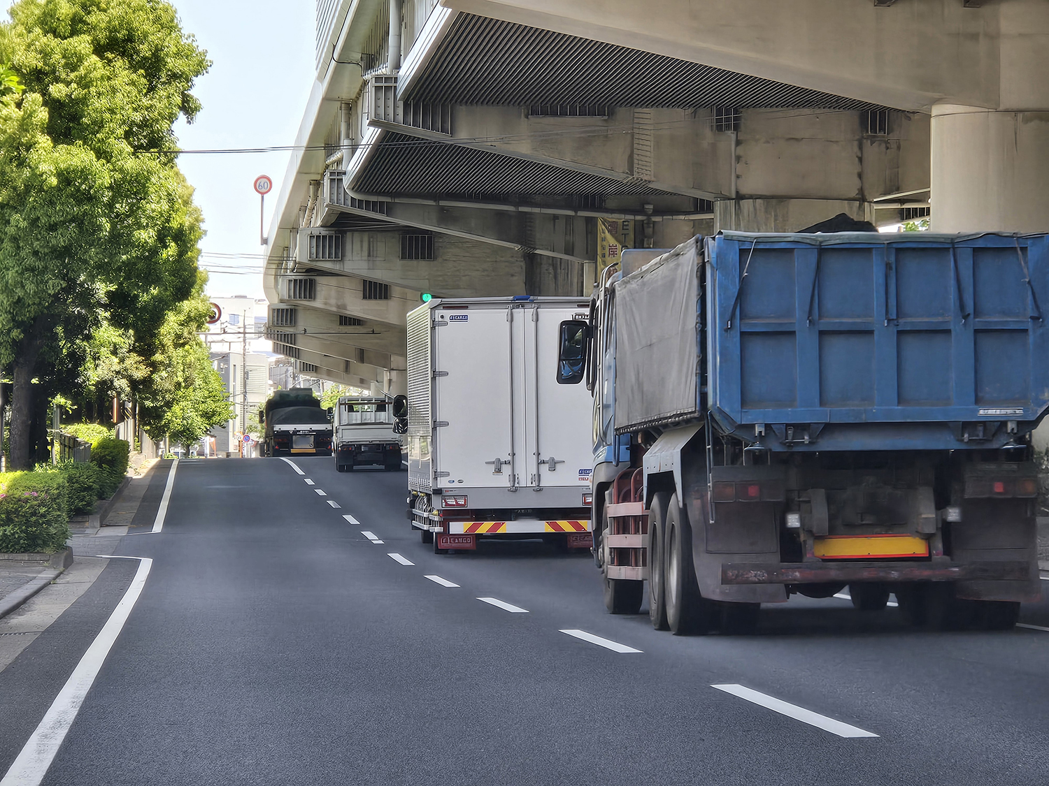 街道を走るトラック