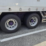 【画像】タイヤは重いし路肩に寄せても邪魔になるし……大型車のパンクは想像以上に大変な事態だった 〜 画像6
