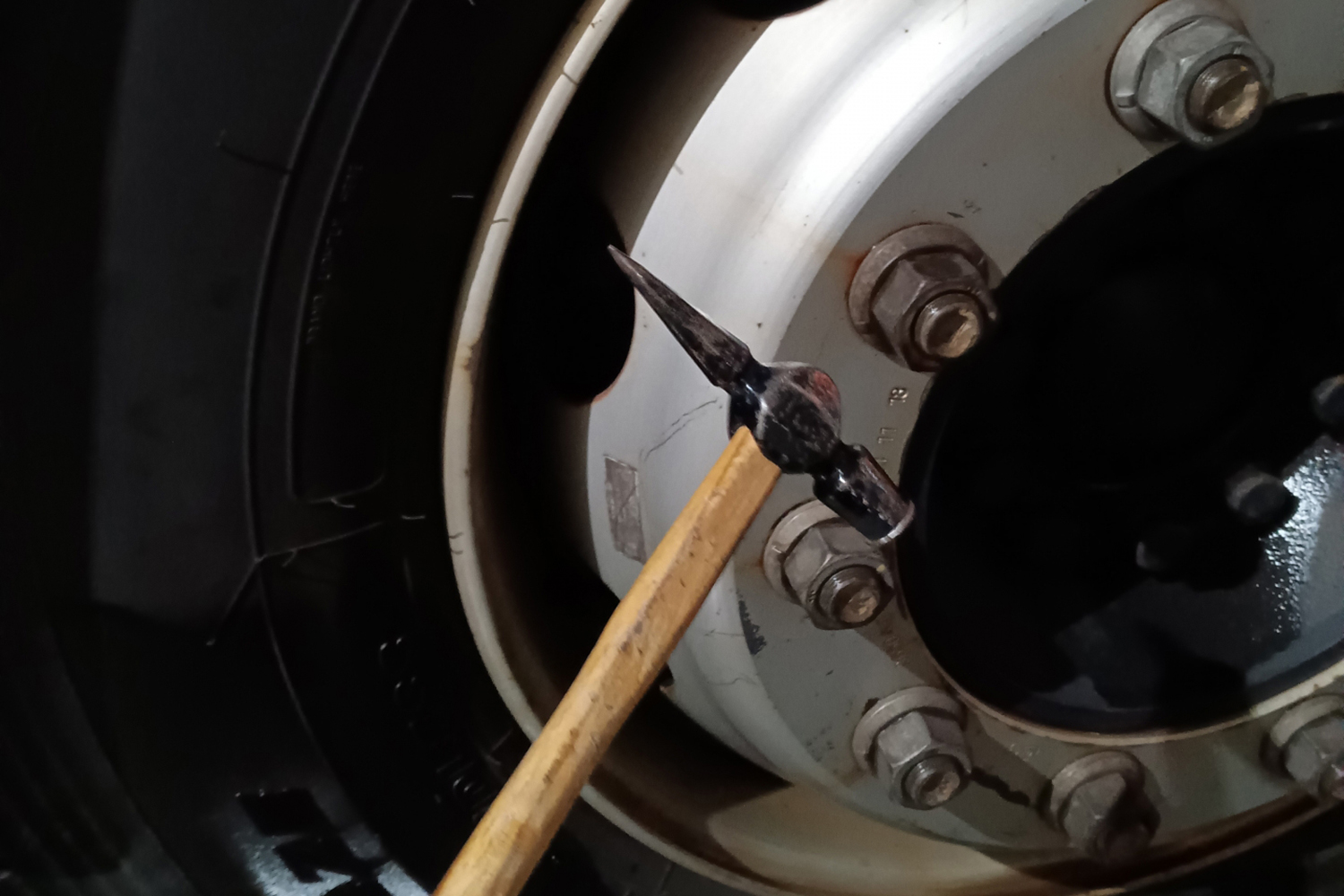 トラックのスタッドボルトの締め付けのチェック 〜 画像7