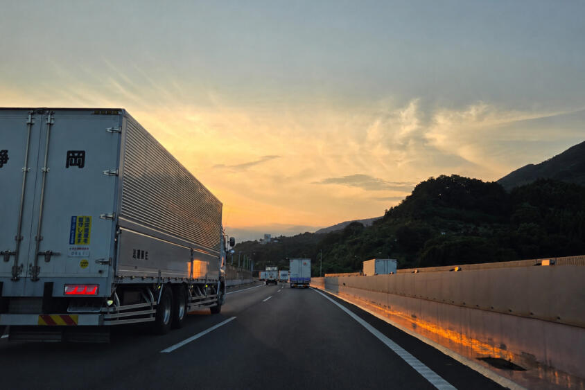 「ナビに説教」「空の助手席にエア新人を乗せる」「一番の不人気ドリンクを買う」！　トラックドライバーの「謎の眠気対策」が面白すぎる