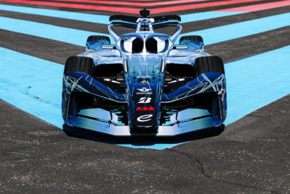 レースといえばツルツルのスリックタイヤが定番！　なのになぜフォーミュラＥは溝付きタイヤを使うのか？