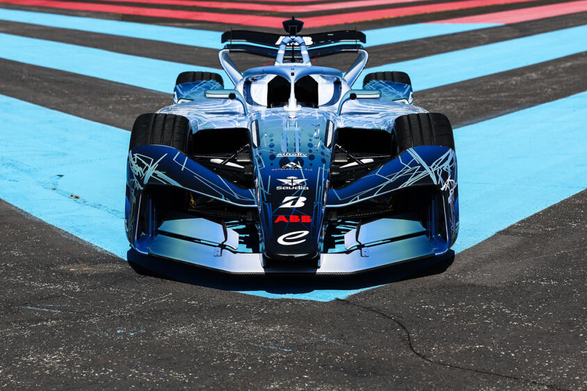レースといえばツルツルのスリックタイヤが定番！　なのになぜフォーミュラＥは溝付きタイヤを使うのか？