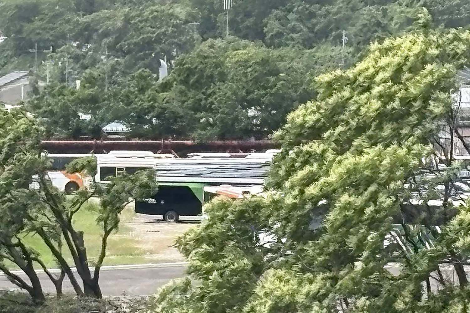 リサイクル業者のバス留め置き場