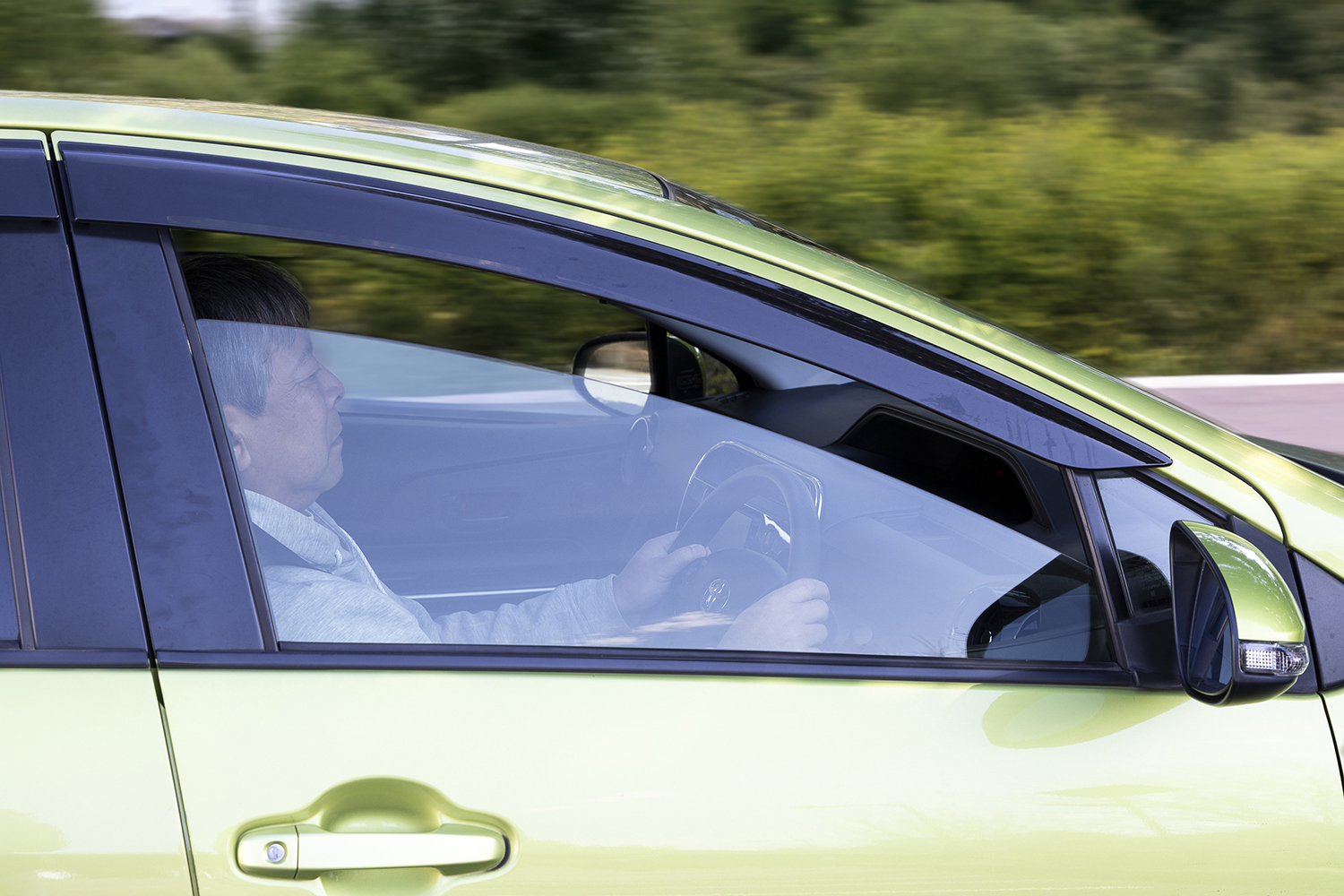 クルマの運転をする男性