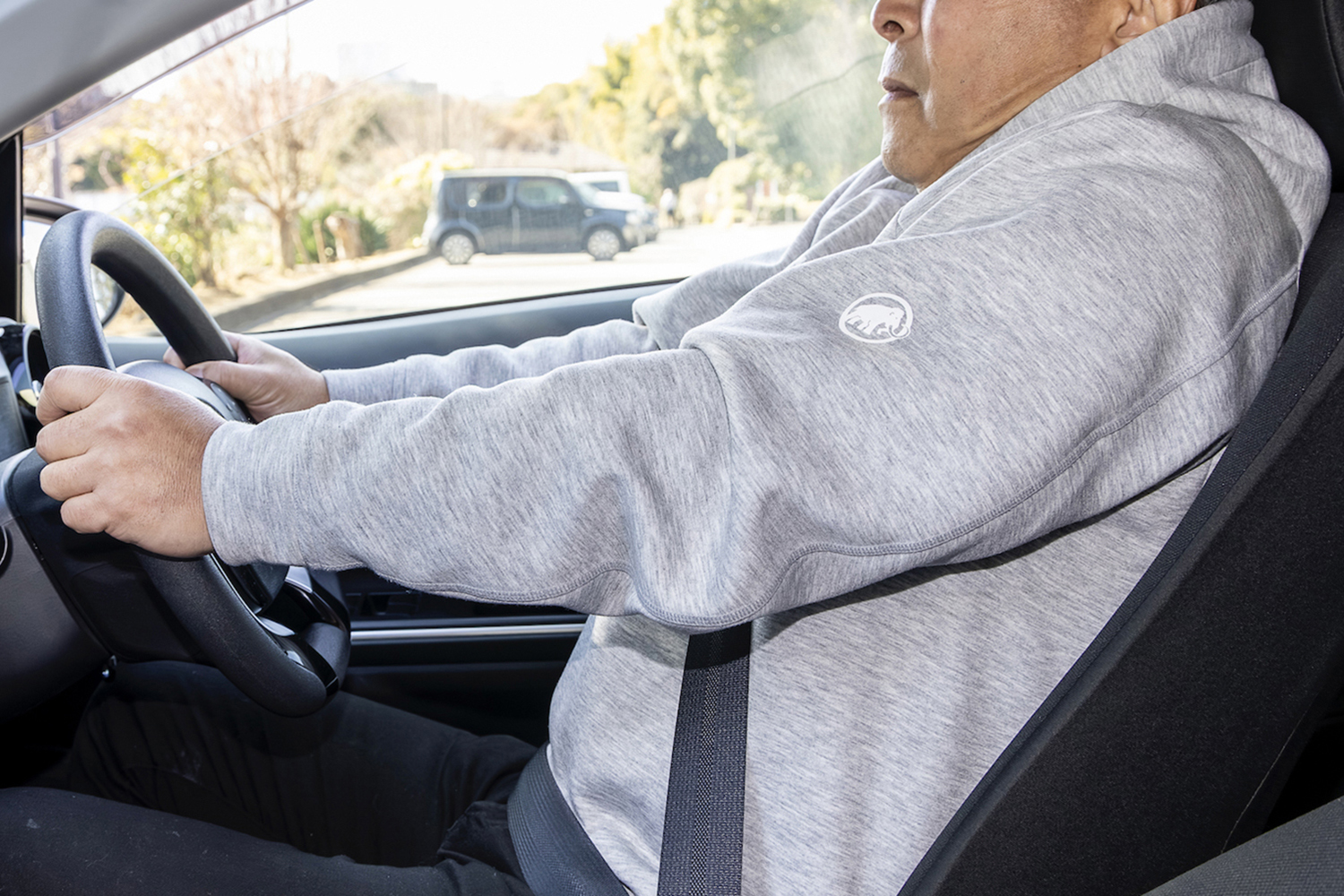 肩に力が入った運転姿勢 〜 画像20