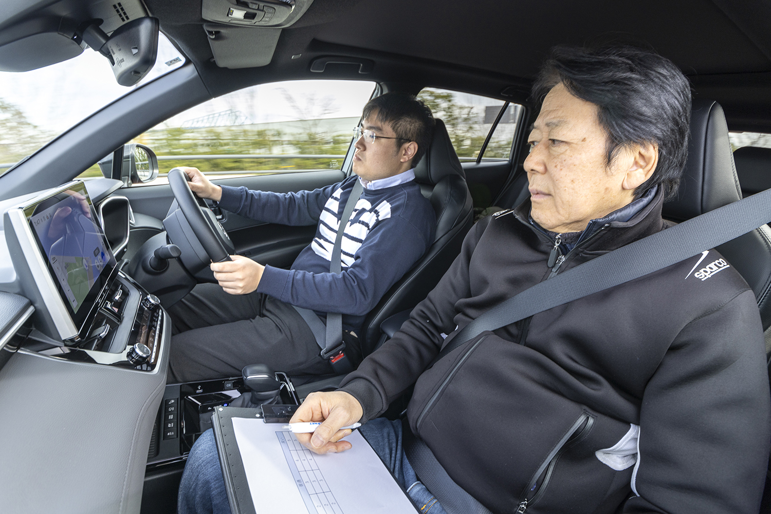 トヨタ・カローラクロスを運転する清家大翔さん