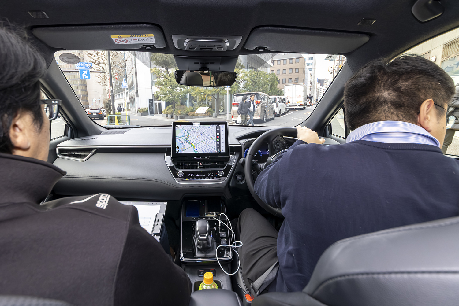 トヨタ・カローラクロスを運転する清家大翔さん