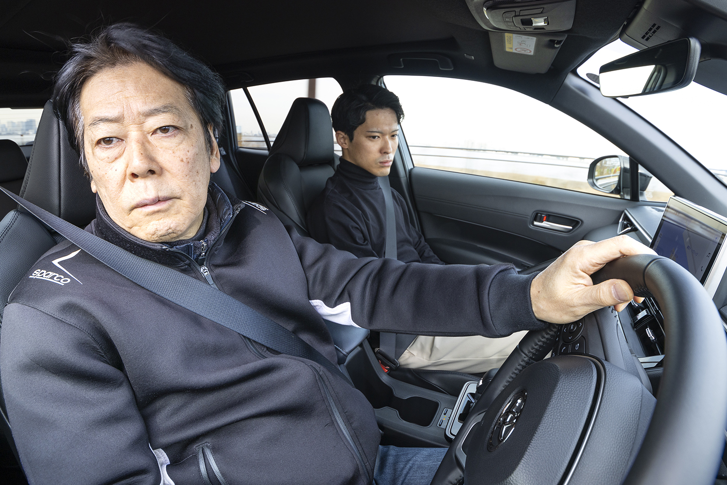 トヨタ・カローラクロスを運転する中谷明彦さん