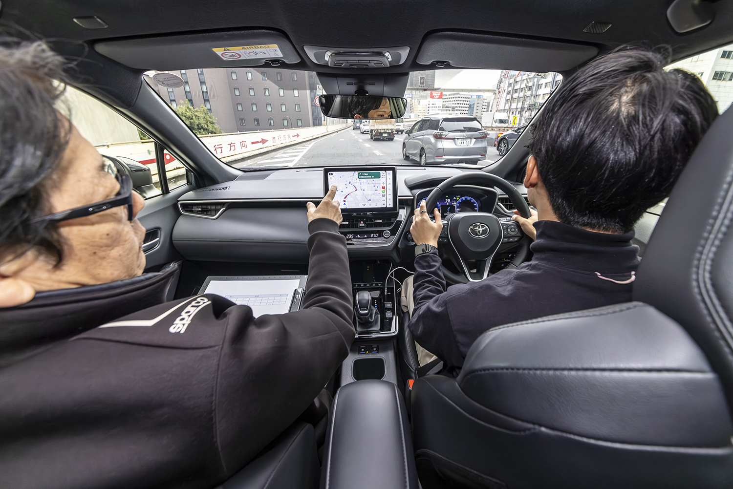トヨタ・カローラクロスを運転する古谷 慧さん