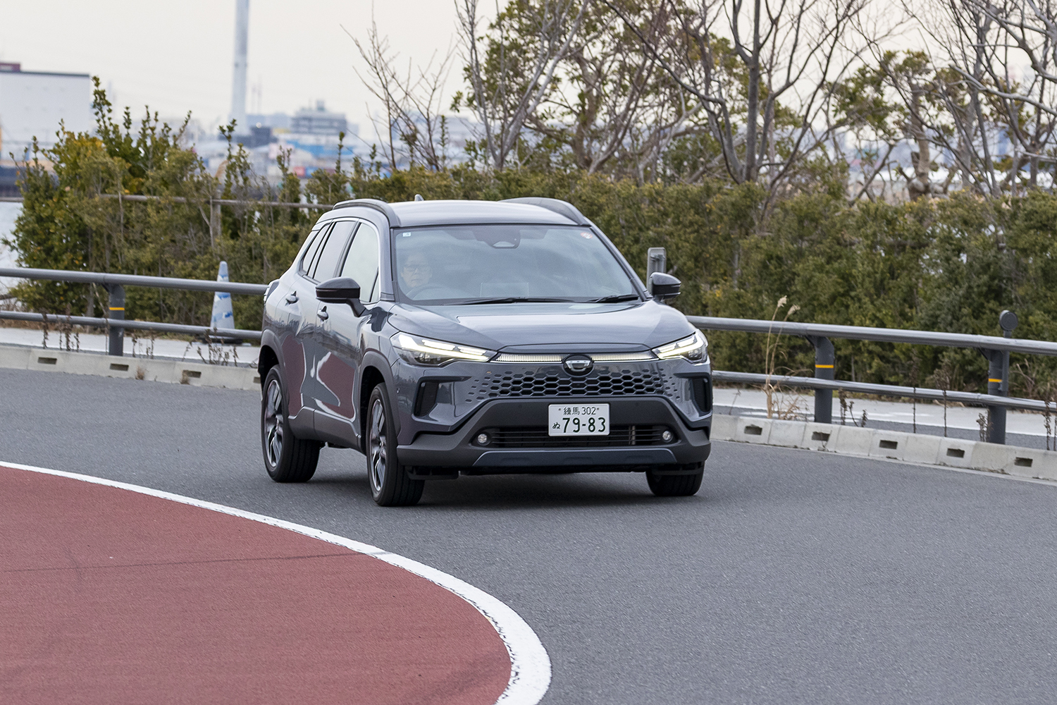 トヨタ・カローラクロスの走行シーン