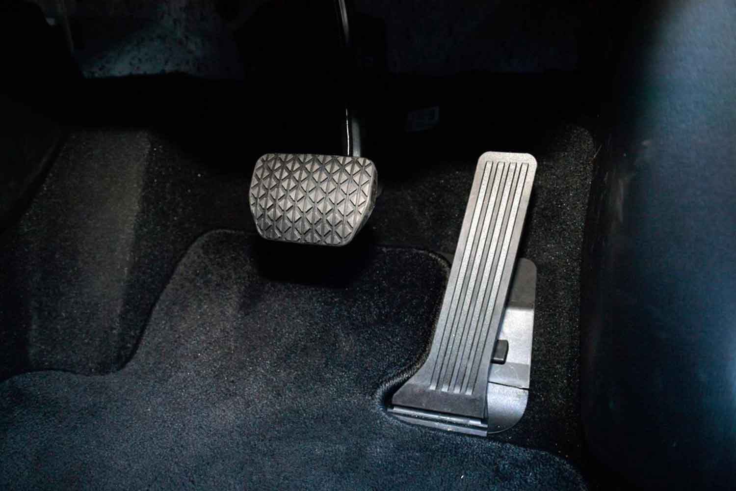 AT車のペダル