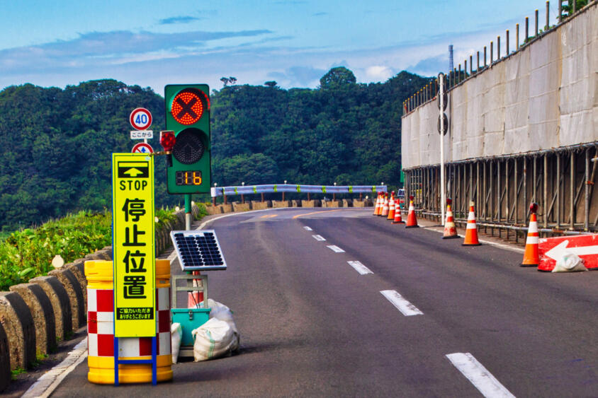 工事現場の仮設信号機って無視しても違反にならないものがあるってホント？　とはいえ大事故の可能性もあるので基本的に従うべき！