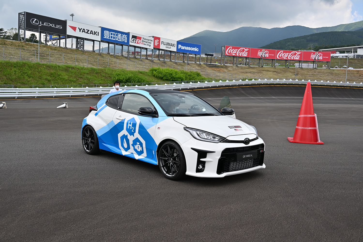 トヨタの水素エンジン試作車