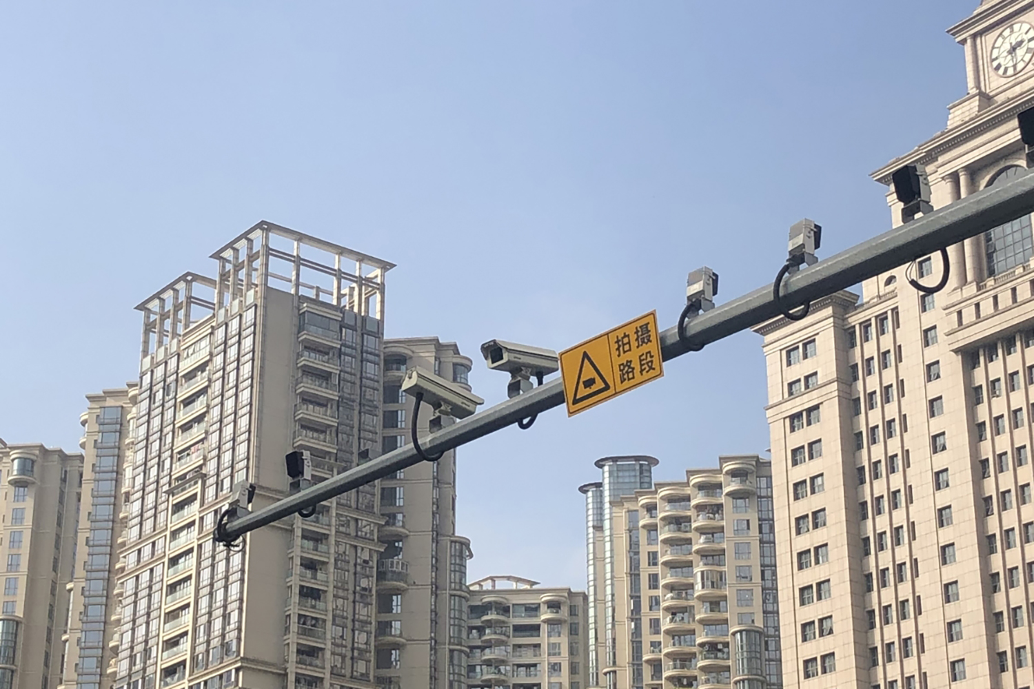 中国の街に設置された監視カメラ