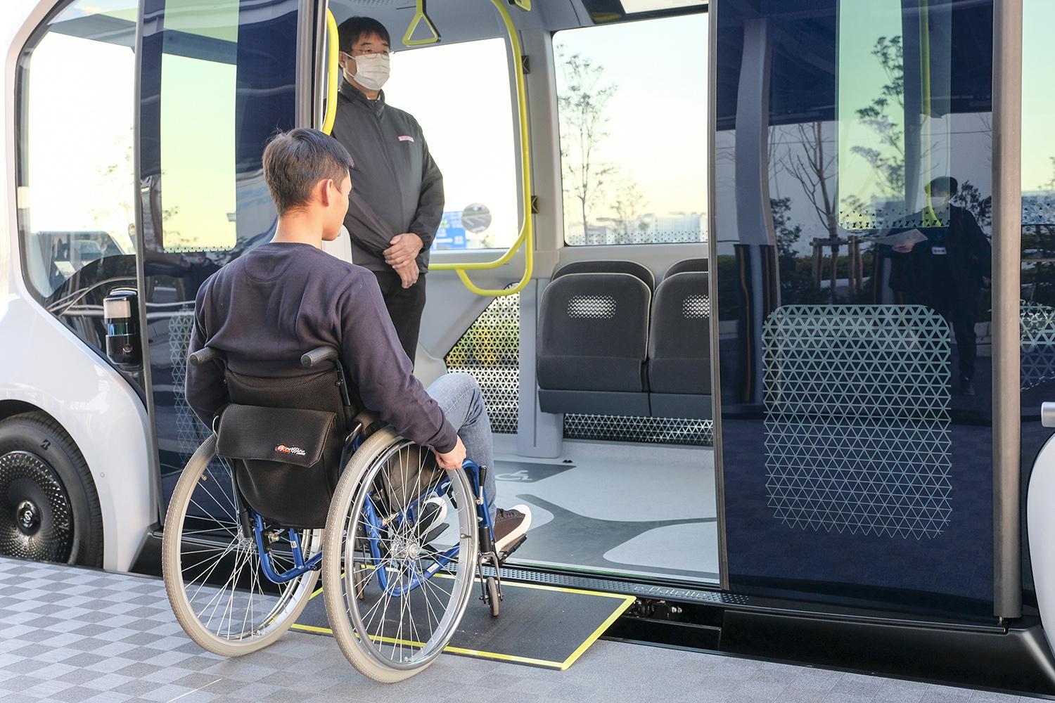 バスへ乗り込む車椅子ユーザー