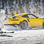 ポルシェ911にスキーヤーがけん引してもらう遊びがあるってマジか！　ヤバさしか感じない「スキージョアリング」に衝撃!!