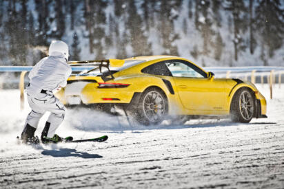 ポルシェ911にスキーヤーがけん引してもらう遊びがあるってマジか！　ヤバさしか感じない「スキージョアリング」に衝撃!!